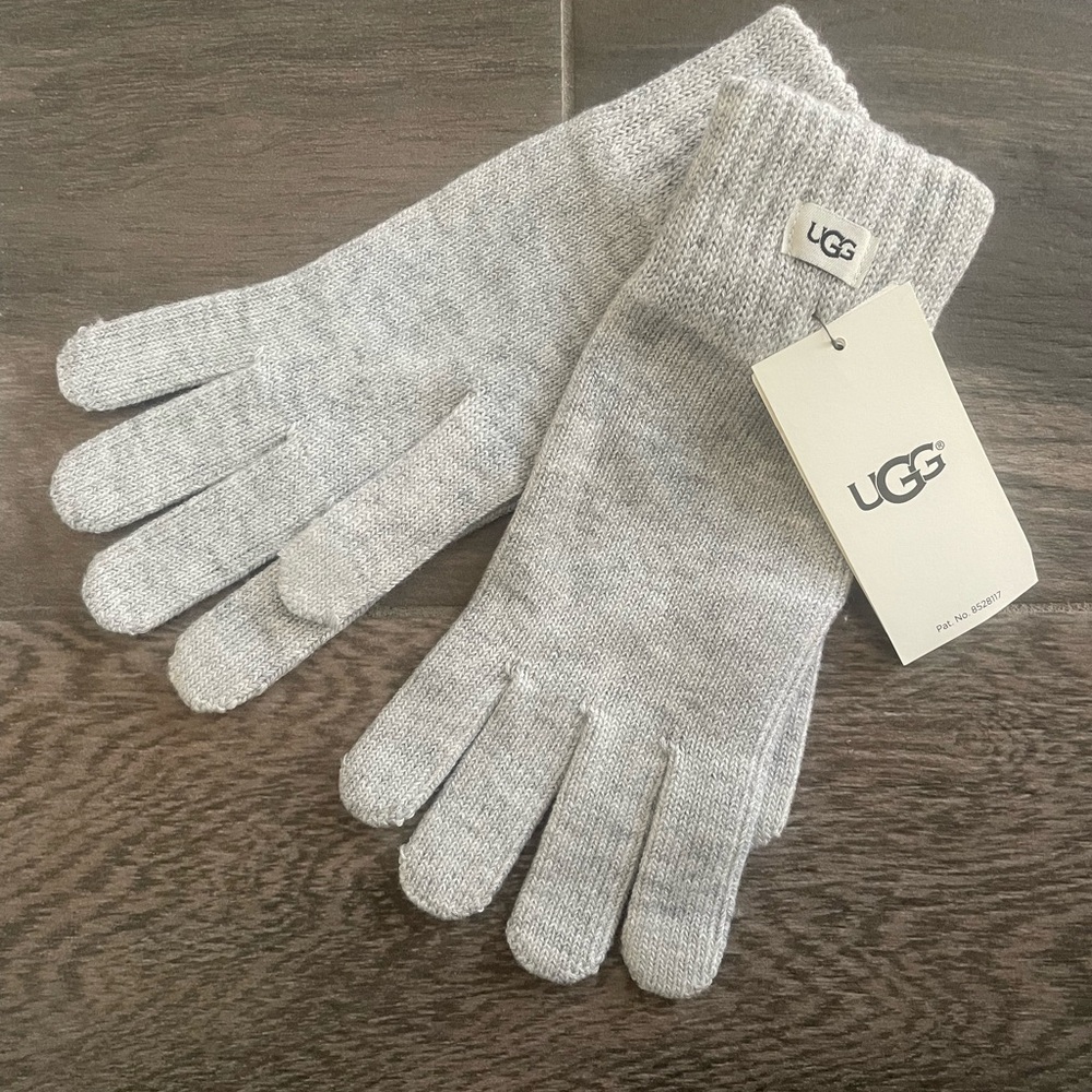 UGG Light Gray Knit Gloves